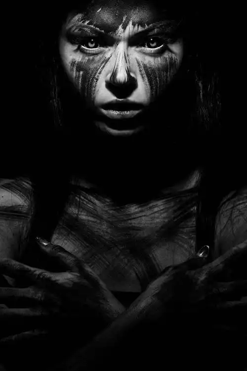黑色背景里可怕的女人