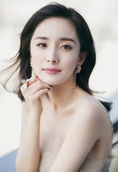 杨幂巴黎倒完时差回家!黑色新中式再度美出圈,网友热议冲上热搜_中国_