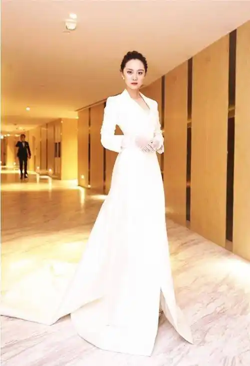 大宋佳女儿张楚楚美"出圈",穿白色礼服秀半肩,银色裹身材太抢镜_风格