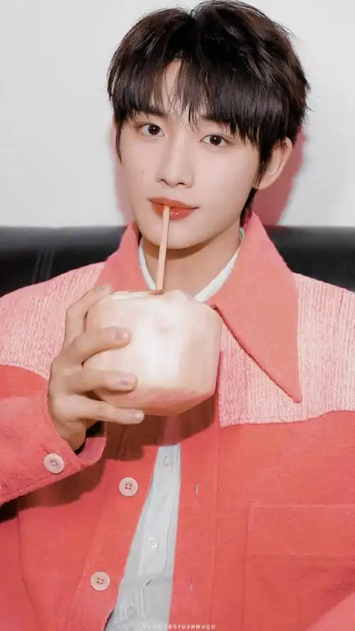 丁程鑫手拿椰子随拍照