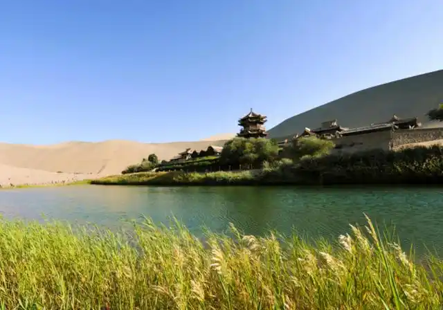 荒漠之中的月牙泉水源来自哪里?很多游客比较疑惑,为什么不枯竭