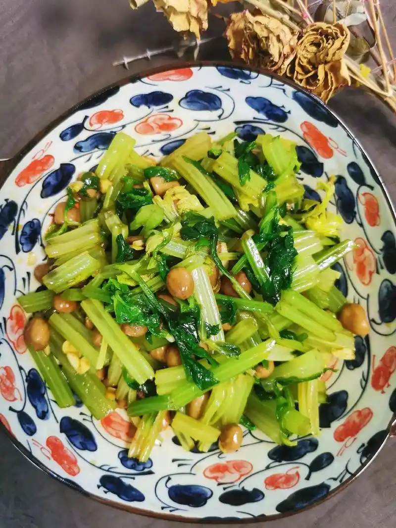 【芹菜拌花生】家常凉菜【芹菜拌花生】,简单的小凉菜,酸酸辣辣 - 抖