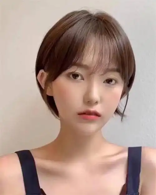 短发在今年的女生发型趋势中还是很流行的,尤其是容易打理的齐肩短发