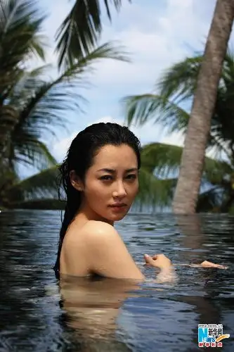 43岁许晴泰国拍泳池写真湿身秀美背别样诱惑组图