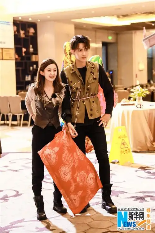 吴亦凡赵丽颖成最萌姐弟奇楼重温成长感恩路