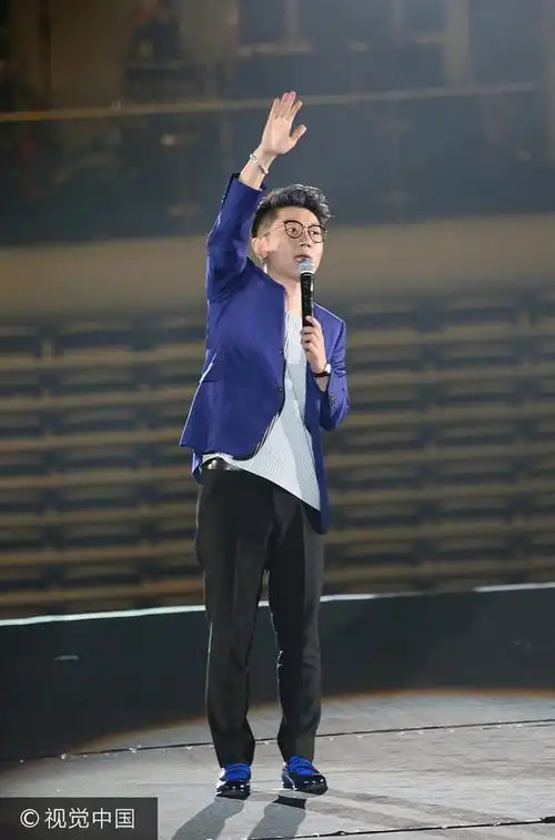 个子小能量大!金志文蓝西装献唱《为爱痴狂》 深情款款令耳朵怀孕