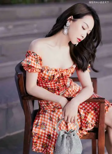 宋茜橙色格纹连衣裙性感写真