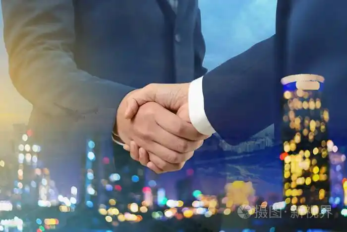 二次曝光的商人与景观之间的握手