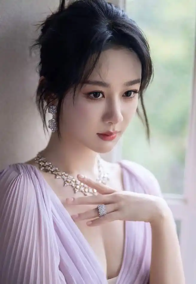 杨紫-家有儿女小雪长大了 的上围图片分享