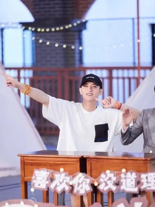 黄子韬晒萌探家族合照##黄子韬 少了杨紫不够完美