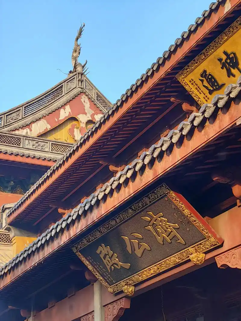 灵隐寺,位于中国浙江省杭州市西湖区灵隐山,是江南著名古刹之一,也是