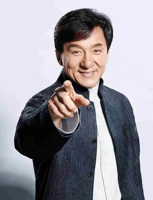 成龙在日本路演活动中追打模仿者,咋回事?