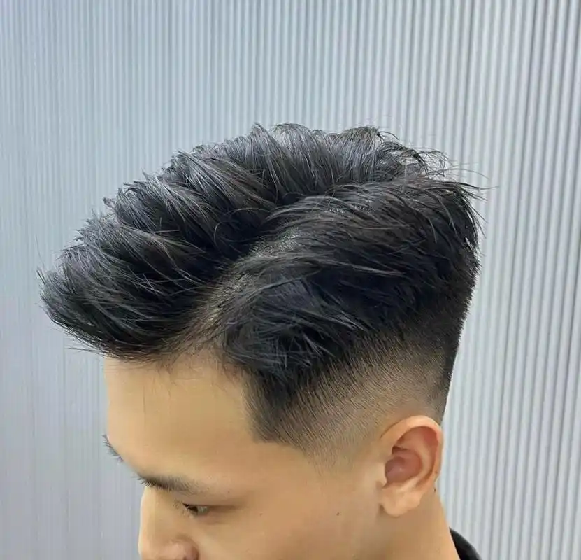 给兄弟们推荐一款,成熟稳重的男生发型标配 这一款男士纹理侧背,男生