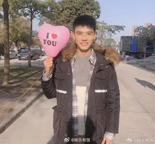 网友晒龚俊素人时期旧照,好青涩的俊俊子,天然帅哥实锤了!