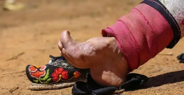 旧社会女子裹足,不仅是为了好看,还有一个令人难以启齿的原因