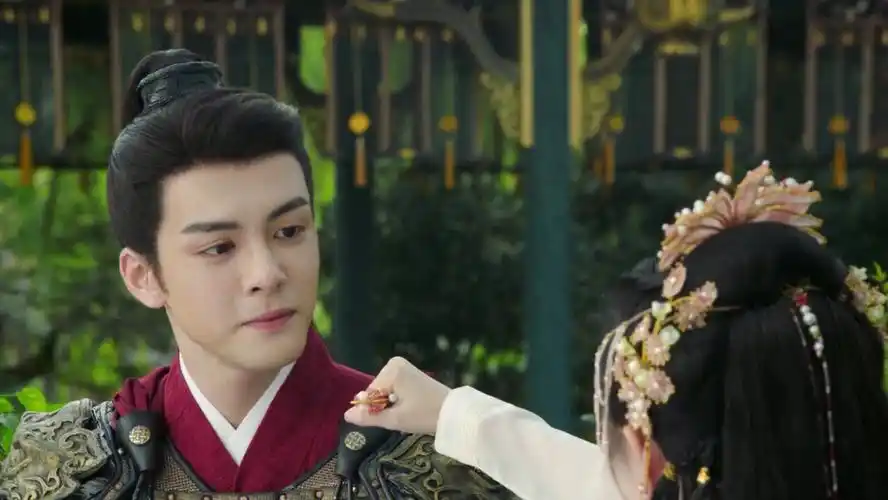 曾舜晞  是不是鞠婧祎的电视剧都是冬天播,而且都还是古装剧,造型很