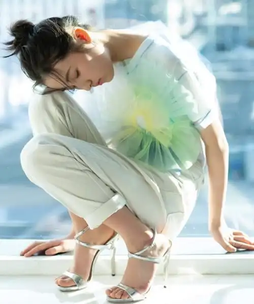 穿t恤你是没看过张子枫的,缝一朵土土的大花,反而时髦起来了!