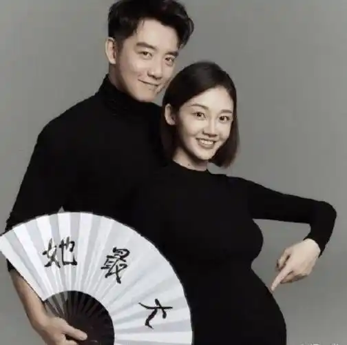 郑恺庆祝宝宝百天,与苗苗合力蹲地拍照,但有谁注意苗苗的状态?