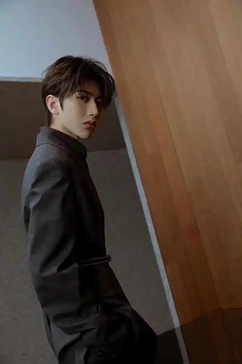 蔡徐坤深色西装帅气写真,图片大全,高清,图库-回车桌面