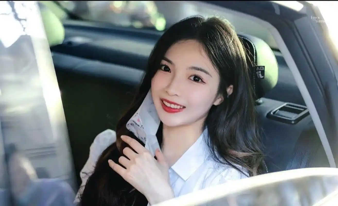 许杨玉琢 透明高跟鞋