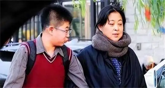 他是倪萍儿子的亲生父亲,身价过亿,却在孩子患病时抛弃母子俩