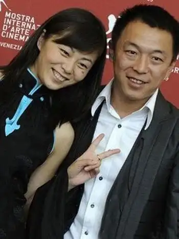 黄渤老婆小欧将赴美生二胎 网友:被张艺谋巨额罚款吓到