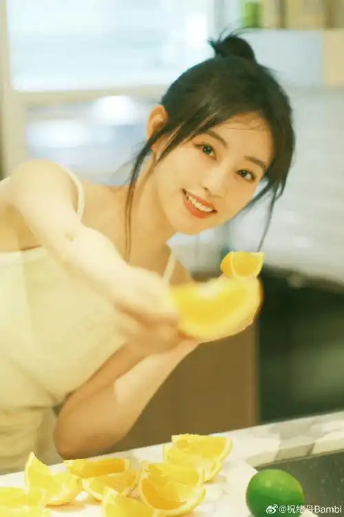 纯欲风#祝绪丹今日营业照9615发了15宫格,白色吊带77丸子头造型