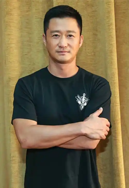 她当年"嫌弃"吴京穷,嫁给富豪被分手,如今只能靠卖鱼为生!