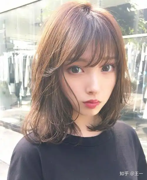 脸大的人适合什么样的发型(脸大的人适合什么样的发型好看)