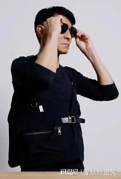 刘德华再次预告9月3日直播唱歌特工变装出场好帅