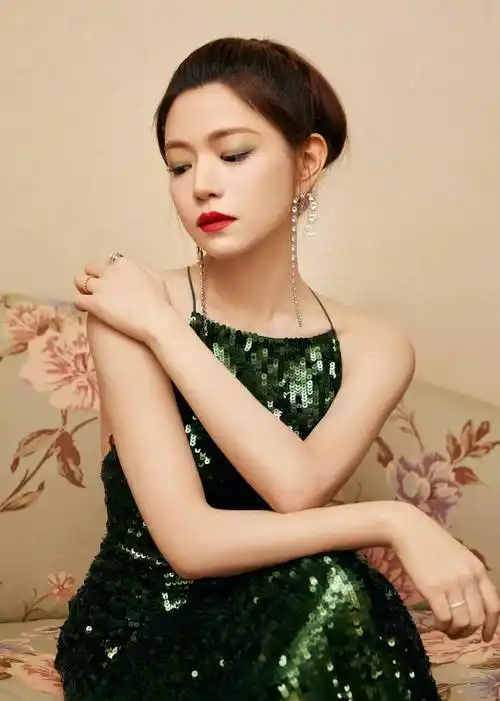 厦门机场偶遇陈妍希,打扮休闲和红毯绿裙大不同,素颜暴露真实_礼服