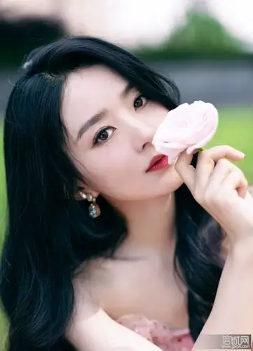 赵丽颖粉色波点裙造型:丛绿中一抹鲜粉色,缀满春天少女气