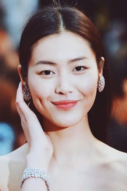 刘雯| 红毯上的蓝色美人鱼,好美!