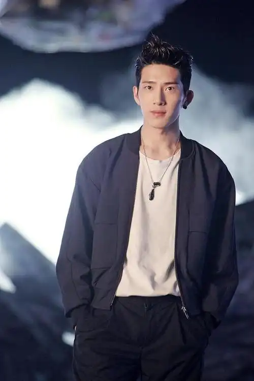 回顾井柏然出生被弃,爷爷奶奶捡废品拉扯养大,成名后父母来认亲