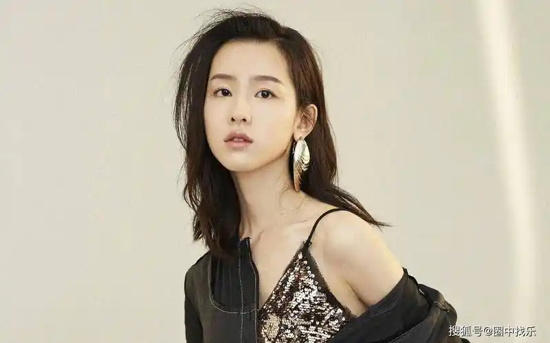 原创清纯美少女陈都灵也有着成熟性感的一面