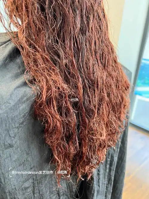 看到她头发的照片后我说:你的发质烫不了,一烫就会焦,我是不会帮你烫