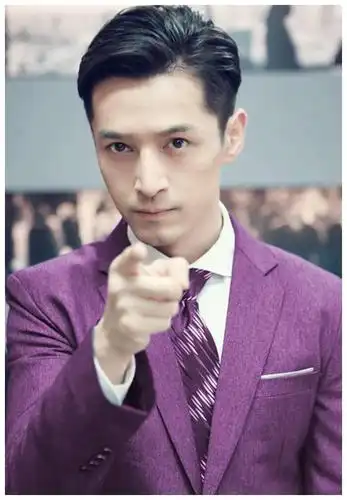胡歌久违露面,梳背头,穿白衬衫,帅气有型,一直就受人喜欢