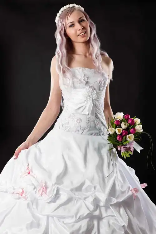 穿着漂亮婚纱的美丽新娘
