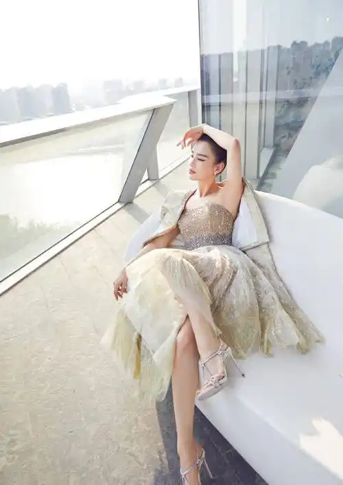 原创黄圣依厉害挂脖连衣裙镶满三角形宝石配高跟鞋大秀美腿