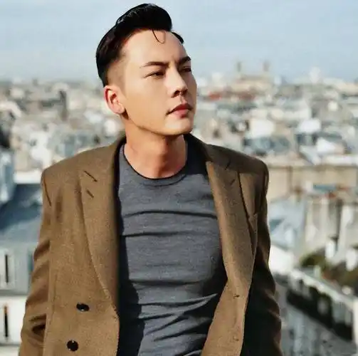 陈伟霆换了新发型,留背头的他突然发现不帅了,颜值下降_时尚_新造型