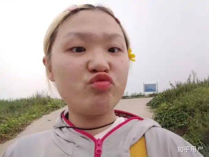 有没有那种单眼皮小眼睛塌鼻梁厚嘴唇但还挺好看的女生?