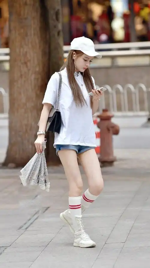 街拍:小姐姐身穿纯白色t恤,青春靓丽,给人小鸟依人的感觉