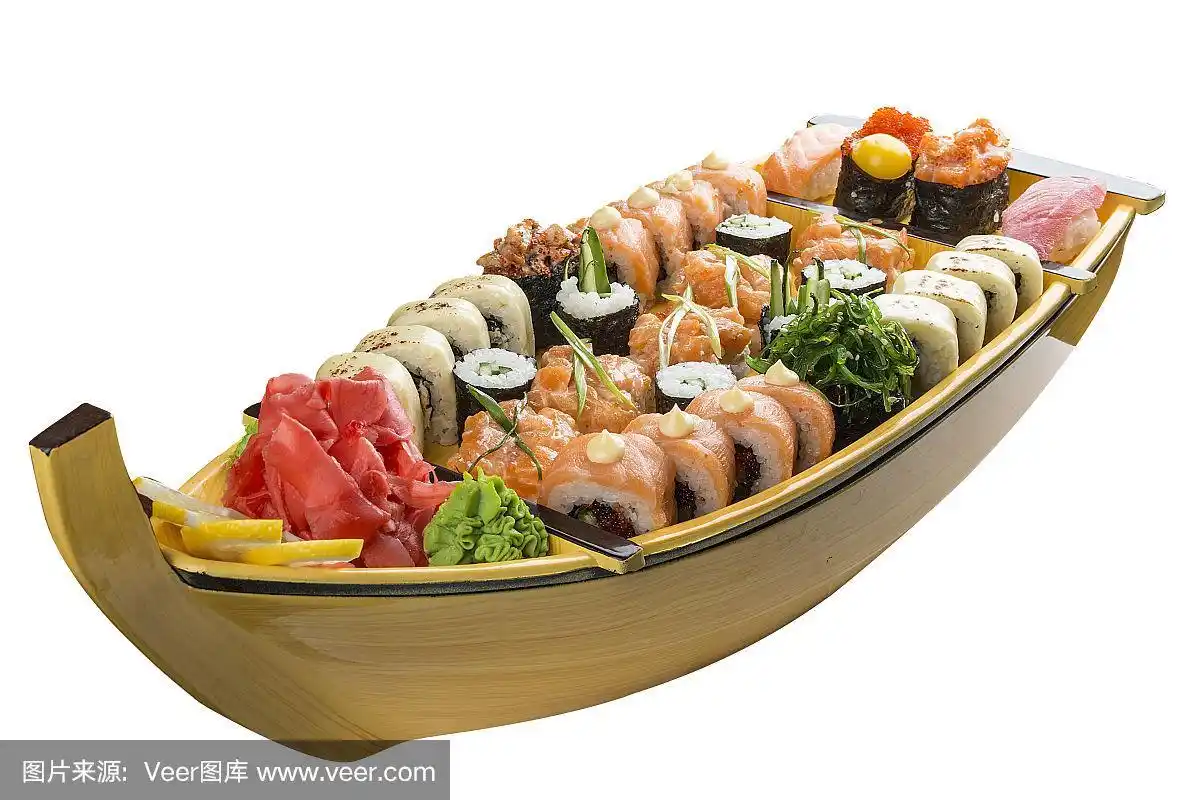 寿司在白色背景的木船上