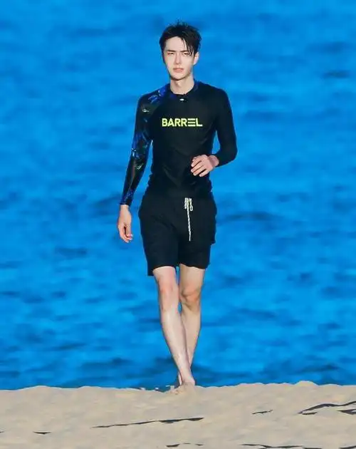 王一博的身材被低估了冲浪造型展现真实线条难怪穿啥都这么帅