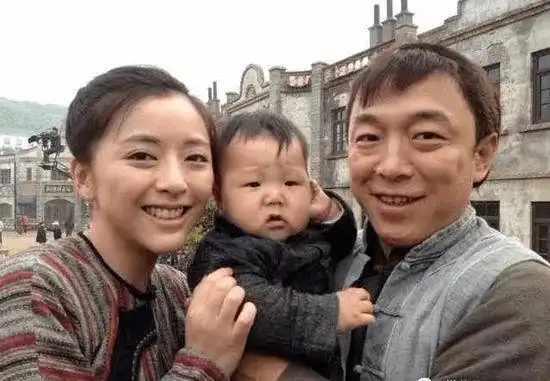 44岁黄渤老婆近照曝光整整隐藏了22年网友这才是夫妻相