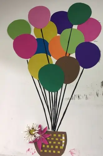 杜加能妈妈的手可真巧啊,几张手工纸,一个废弃的纸杯,就可以将白墙