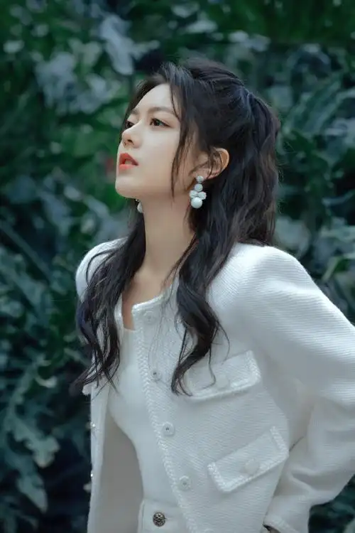 纯白早安大片来啦~麦麦的大眼睛bulingbuling好漂亮~早安@赵今麦angel