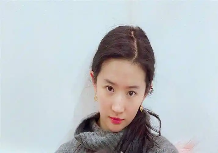 刘亦菲臭美被拍,自嘲台前幕后状态满分,皮肤细腻令人羡慕.