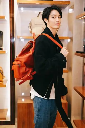 曹佑宁刘名凯受邀出席品牌活动 高颜值组合默契十足