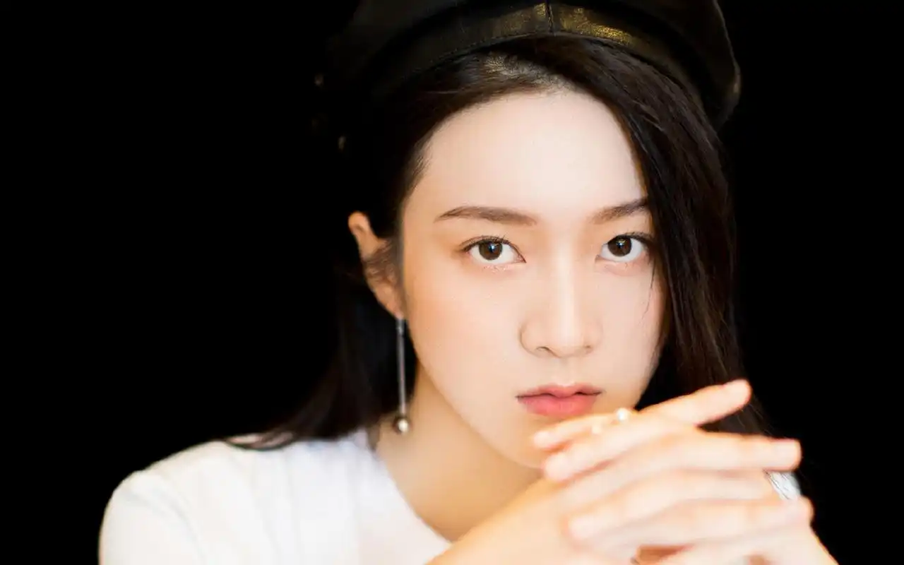 张雪迎清新简约写真图片壁纸